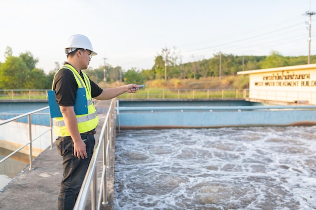 Gli ingegneri ambientali lavorano negli impianti di trattamento delle acque reflue