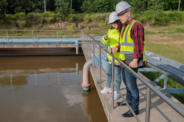 Gli ingegneri ambientali lavorano presso gli impianti di trattamento delle acque reflue L'ingegneria dell'approvvigionamento idrico lavora presso l'impianto di riciclaggio dell'acqua per il riutilizzo. Tecnici e ingegneri discutono del lavoro insieme