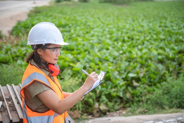 Gli ingegneri ambientali lavorano presso l'impianto di stoccaggio dell'acqua controllano il pH dell'acqua controllano la qualità dell'acqua