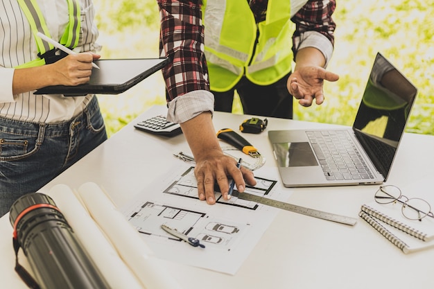 Gli ingegneri architetti sono in attesa di guardare i progetti delle case progettate, si incontrano per pianificare la costruzione e modificare alcuni dei progetti. Idee di design e interior design.