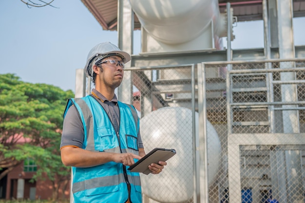 Gli ingegneri lavorano sul posto di lavoro per mantenere il programma di manutenzione preventiva dell'elio liquido che controlla la gente della Thailandia