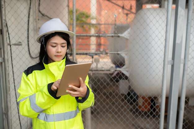 Gli ingegneri lavorano sul posto di lavoro per mantenere il programma di manutenzione preventiva dell'elio liquido che controlla la gente della Thailandia