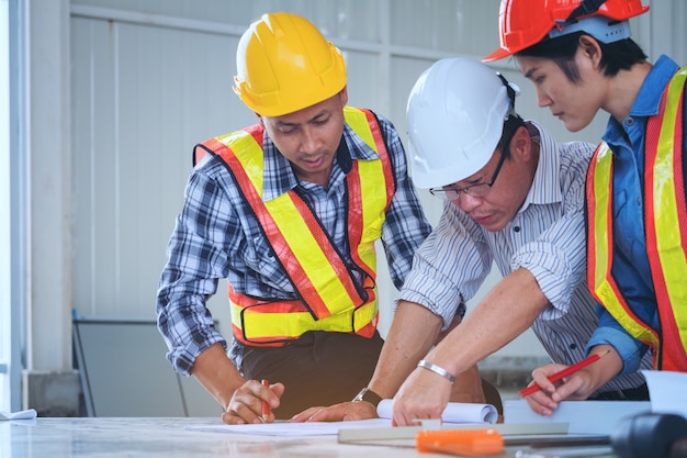 Gli ingegneri stanno lavorando in ufficio