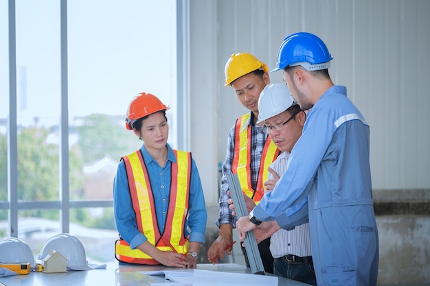 Gli ingegneri stanno lavorando in ufficio