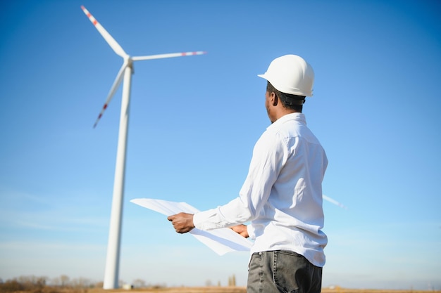 Gli ingegneri stanno studiando la turbina eolica.