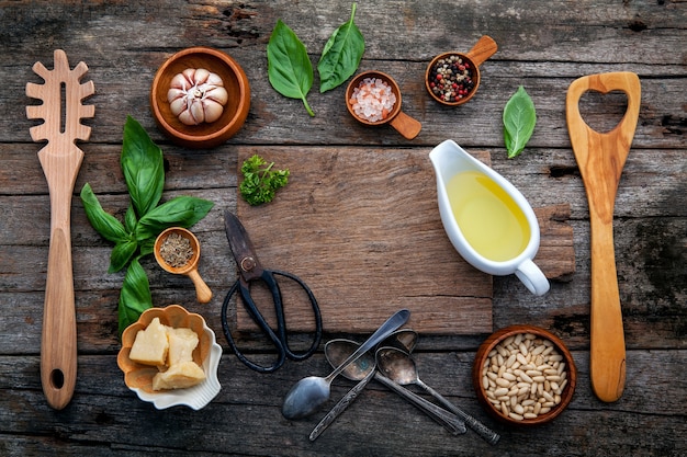 Gli ingredienti di cottura del cibo italiano con la padella del ghisa stendono e copiano lo spazio.