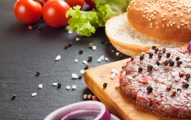 Gli ingredienti per l'hamburger