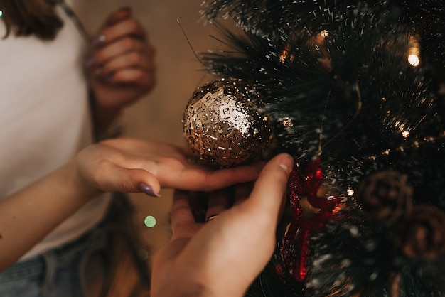 Gli innamorati tengono in mano una palla di Natale dorata