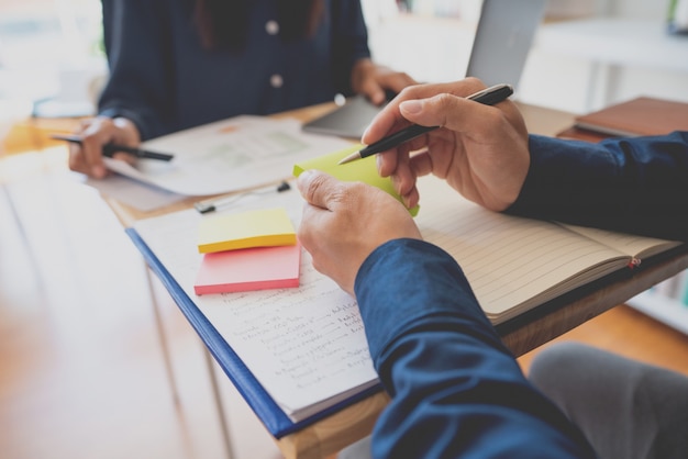 Gli insegnanti si aiutano a vicenda in classe