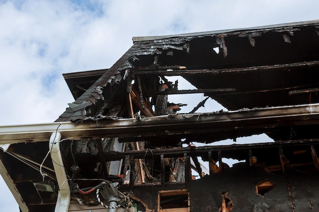Gli interni bruciati della casa dopo l'incendio hanno bruciato le pareti di legno della casa dopo l'incendio