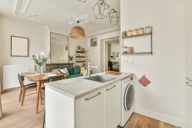 Gli interni ricchi del soggiorno di una casa moderna combinati con una cucina zona pranzo