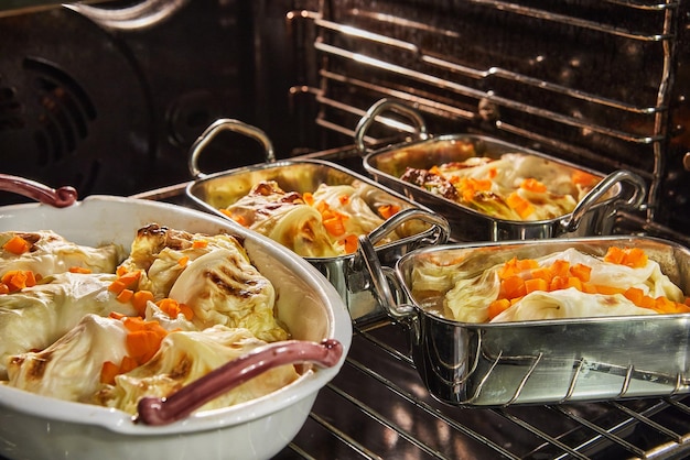 Gli involtini di cavolo con salmone, carote e salsa sono cotti nel forno ricetta francese