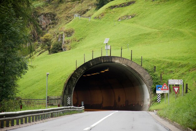 Gli italiani e i viaggiatori stranieri che guidano l'auto sulla strada passata la montagna nel tunnel dell'auto vanno al mercatino di Natale nella città di Merano il 2 settembre 2017 a Merano Italia