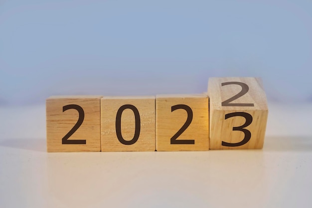 Gli obiettivi che vanno avanti verso il 2023 verso i numeri successivi su una scatola di legno su sfondo blu Entrando nel 2023