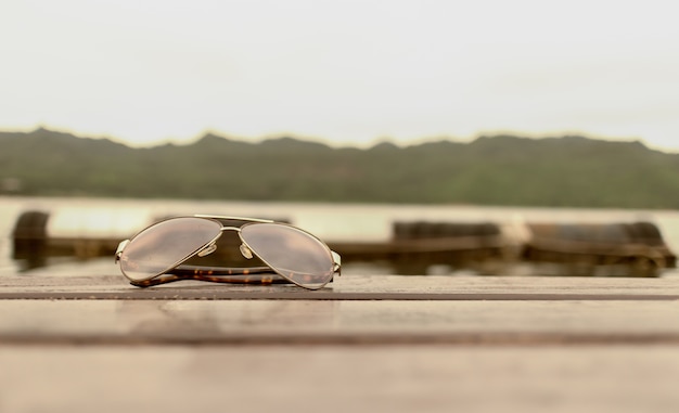 Gli occhiali da sole indossano un viaggio di legno