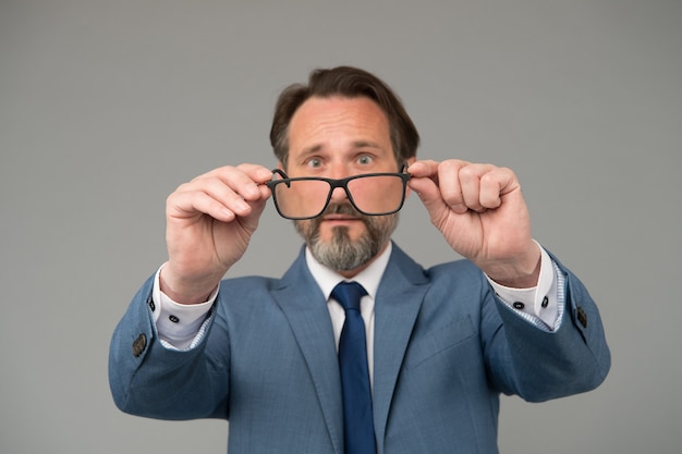 Gli occhiali della tenuta dell'uomo hanno offuscato il vetro avvicinano, concetto di problemi di vista