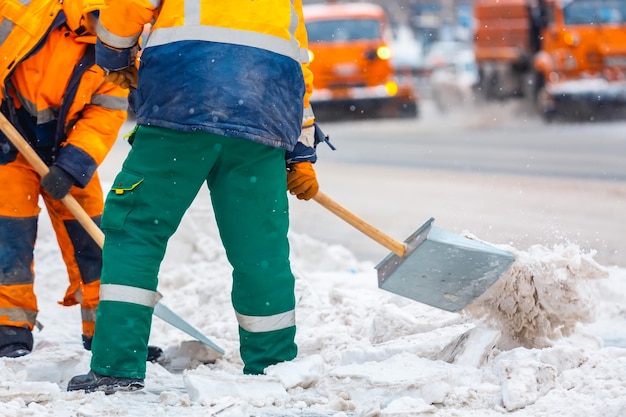 Gli operatori dei servizi comunali spazzano la neve dalla strada in inverno, puliscono le strade e le strade della città durante la tempesta di neve. Mosca, Russia.