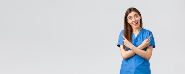 Gli operatori sanitari prevengono l'assicurazione contro i virus e il concetto di medicina l'infermiera sorridente entusiasta