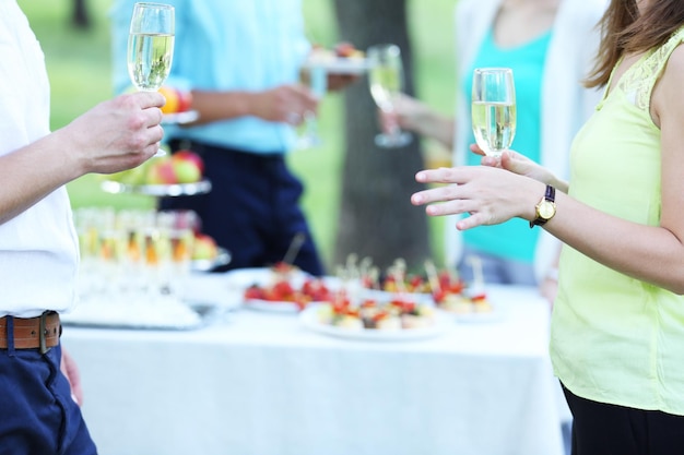 Gli ospiti bevono champagne durante la cerimonia di matrimonio
