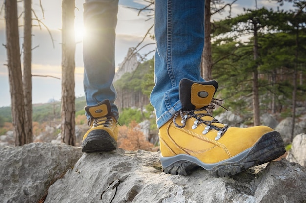 Gli scarponi da trekking si chiudono sui gradini turistici femminili sulla pietra