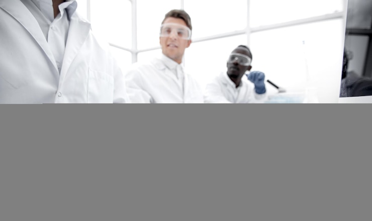 Foto gli scienziati analizzano i risultati della loro ricerca