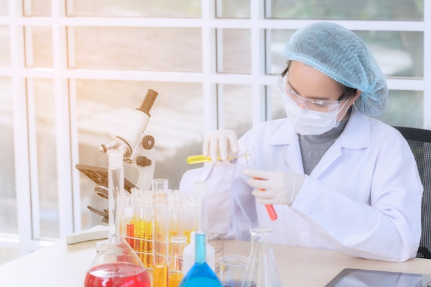 Gli scienziati stanno sperimentando in laboratorio.