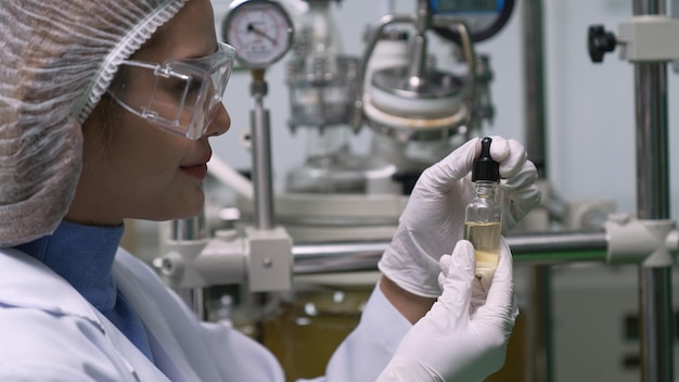 Gli scienziati testano il prodotto dell'olio di canapa CBD in un laboratorio di CBD curativo