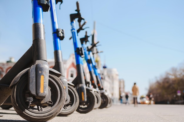 Gli scooter elettrici sono parcheggiati nel centro della città Trasporto pubblico mobile moderno