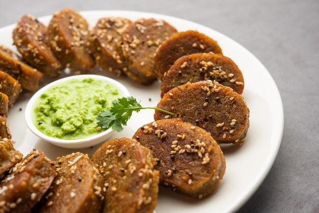 Gli snack gujarati Muthiya o muthia sono un alimento salutare cotto a vapore preparato con zucca in bottiglia o doodhi o lauki