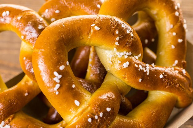 Gli snack tradizionali della giornata di gioco includevano corndog e arachidi salate su una tavola di legno.