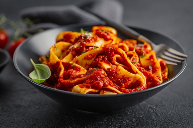 Gli spaghetti italiani con salsa al pomodoro sono servito sul piatto