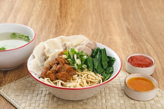 Gli spaghetti Mie ayam con polpette di pollo, gnocchi e verdure sono un cibo popolare in Indonesia