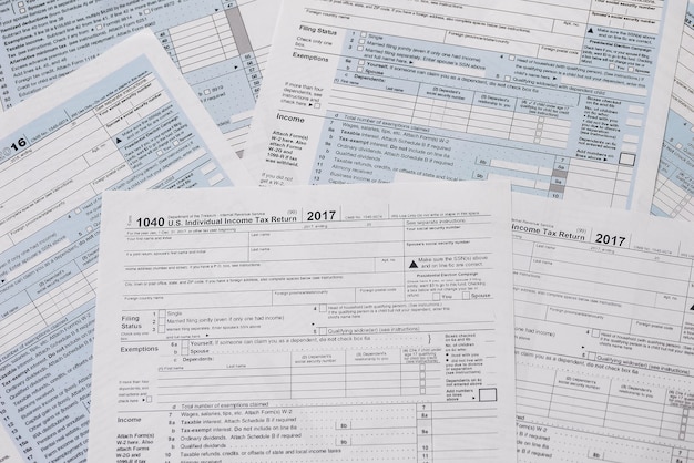 Gli spazi vuoti di carta del modulo fiscale 1040 si chiudono