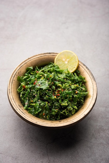 Gli Spinaci Croccanti o Palak Croccanti sono un antipasto indiano, servito in una ciotola o un piatto con una fetta di limone