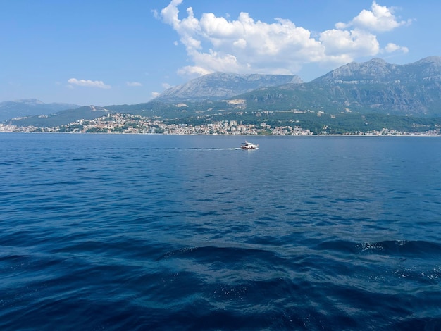 Gli splendidi edifici dell'isola in Montenegro