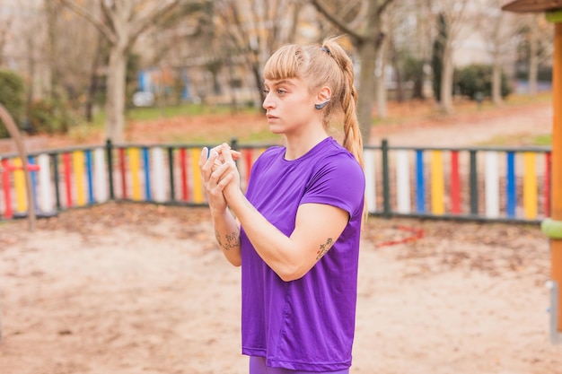 Gli sport di attività fisica si riscaldano per l'allenamento fitness calistenico donna ispanica di mezza età