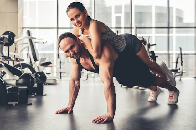 Gli sportivi attraenti si allenano insieme in palestra.