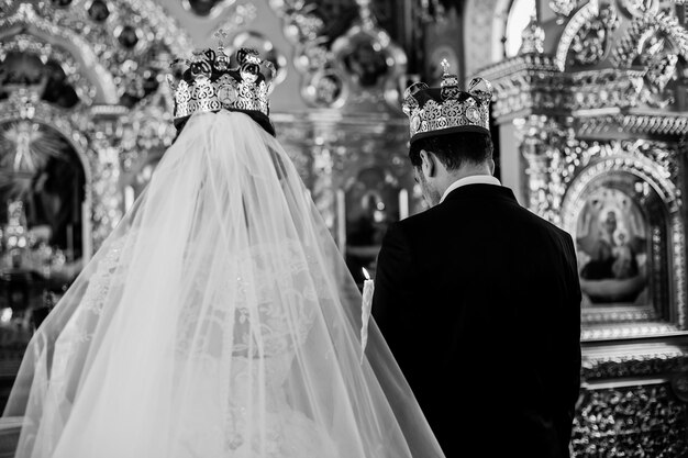 Gli sposi alla cerimonia di nozze nella chiesa un altare. foto in bianco e nero