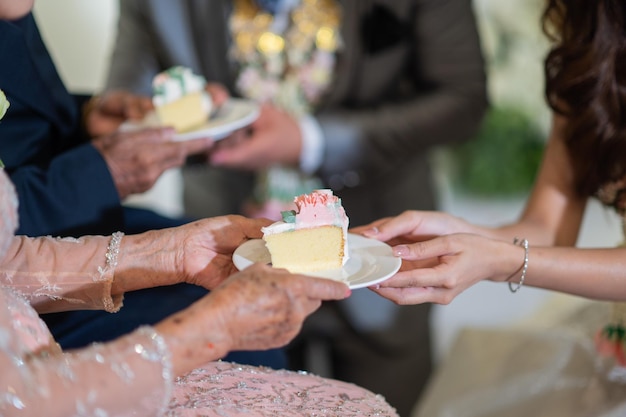 Gli sposi danno la torta