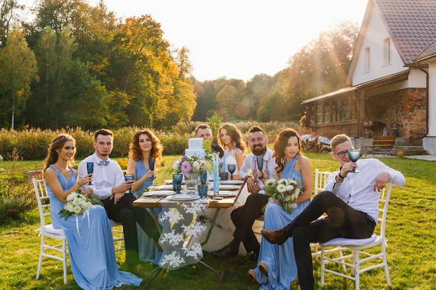 Gli sposi e gli invitati si divertono al tavolo del banchetto