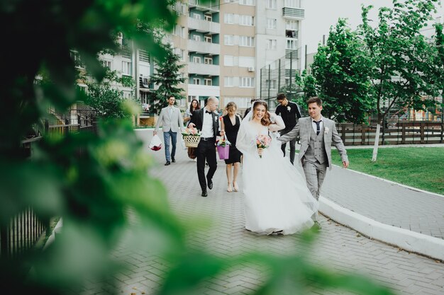 Gli sposi e i giovani camminano