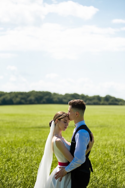 Gli sposi si abbracciano teneramente il giorno del matrimonio