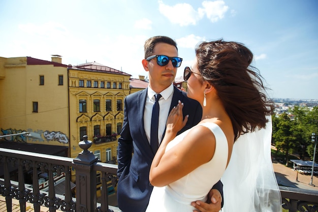 Gli sposi si baciano teneramente all'ombra di un velo volante Together Wedding Love