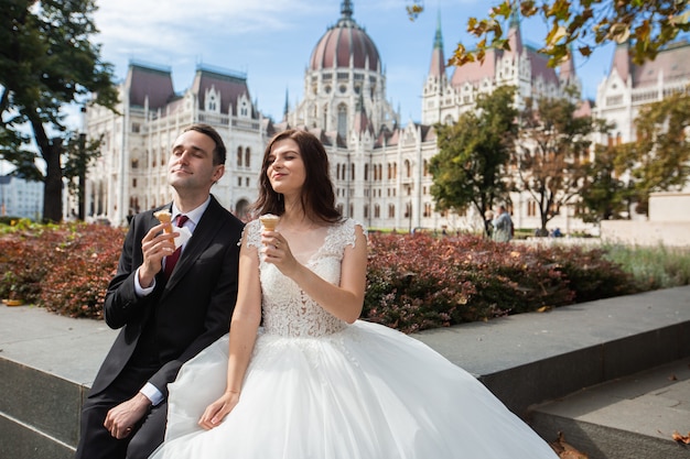 Gli sposi si divertono e mangiano il gelato.