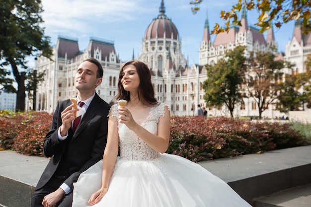 Gli sposi si divertono e mangiano il gelato.