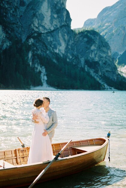 Gli sposi si trovano in una barca di legno sul Lago di Braies Italia