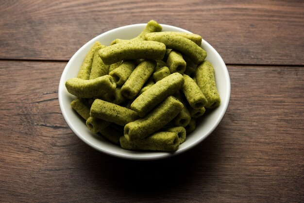 Gli stick di patate sono snack croccanti al gusto semplice e spinaci a forma di maccheroni quadrati vuoti