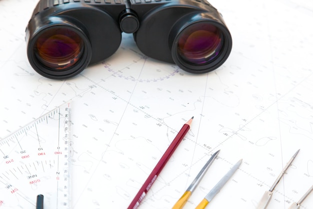 Gli strumenti di navigazione sono sulla mappa di navigazione Plotter divider righello binocoli e matita