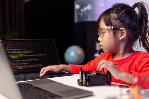 Gli studenti asiatici imparano a casa a codificare auto robot e cavi elettronici in STEM STEAM matematica ingegneria scienza tecnologia codice informatico in robotica per bambini concetto