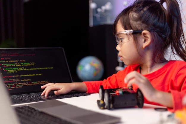 Gli studenti asiatici imparano a casa a codificare auto robot e cavi elettronici in STEM STEAM matematica ingegneria scienza tecnologia codice informatico in robotica per bambini concetto